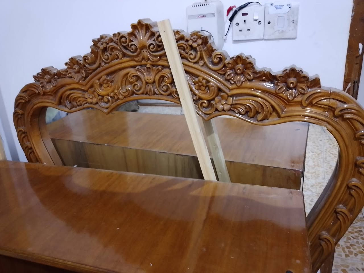 السلام عليكم ورحمة الله وبركاته 
ميز تواليت صاج جديد اشتريناه العام الابواب جديدة و القفل مال البوفيات و المفاتيح موجودة و جديدات و مرايته ولا خدش بيها 

⭕❌عيبه الوحيد ضرر حرق بسيط من شمعة انوضعت عليه و حرگته شوية وهاهي وموجود مكان الحرق بالصور⭕❌

السعر ٢٠٠ الف وبي مجال 
راسلوني واتساب للحجز مكاني بغداد/ التراث
***********
