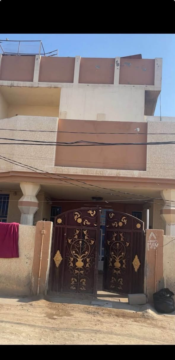 السلام عليكم البيت للبيع 55 وبي مجال
البيت يتكون تلاث طوابق وست غراف مساحت البيت ٢٢٠ المكان بحي العسكري ورا المركز 
استفسار ***********
