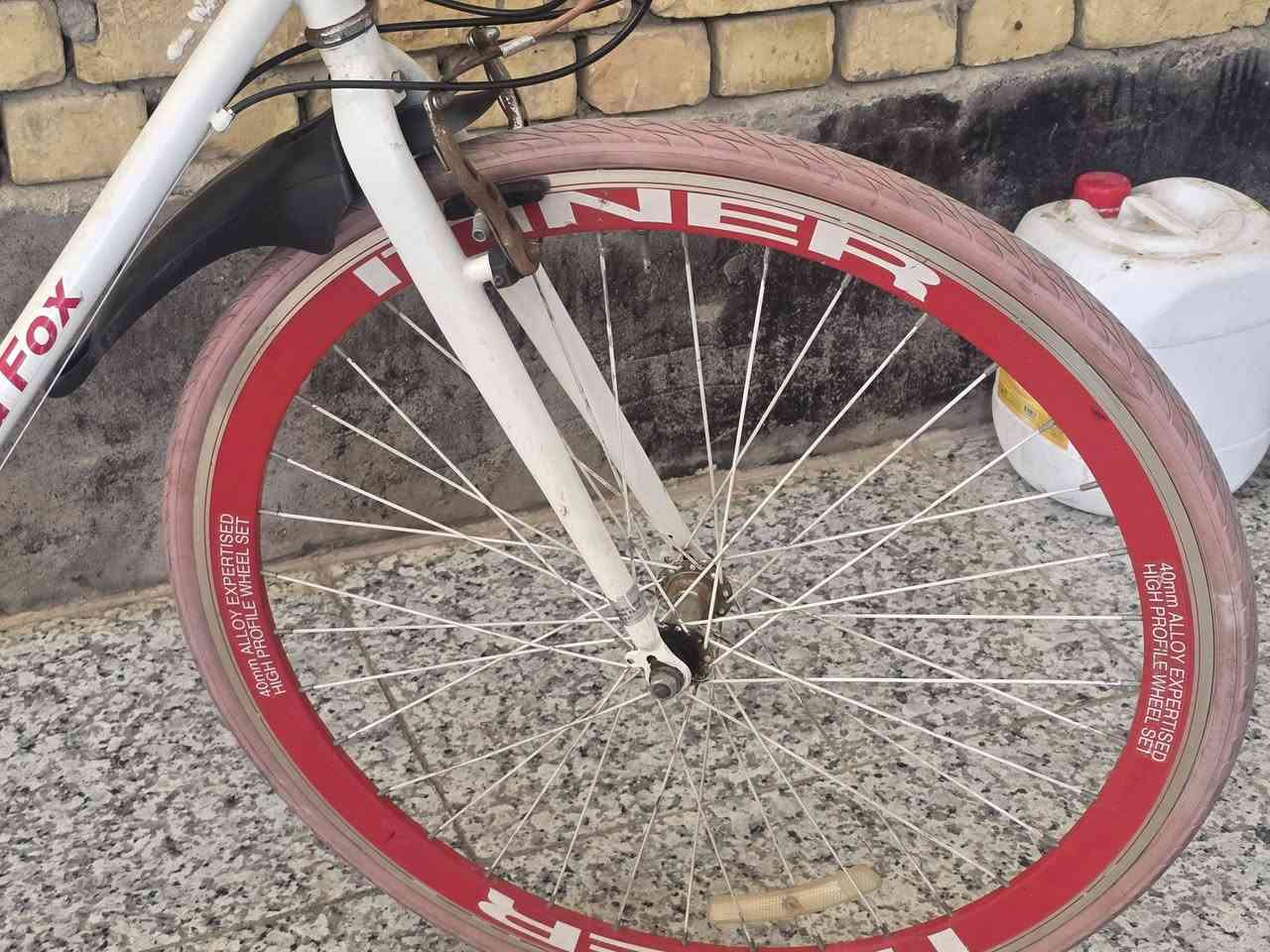 دراجة هوائية (بيسكل) سبورت C700 للبيع 🚲
🚲 دراجة هوائية (بيسكل) سبورت C700 للبيع 🚲
​• النوع: The Red Fox (Iner)
• الحجم: قياس 700 (سريع ومرن للشارع)
• المواصفات:  
​جير كيرن شغال 21 سرعة (3 أمامي × 7 خلفي) مع شفتات تبديل سريعة  
​رِمات ألمنيوم عالية الرياضية (40mm High Profile Alloy) باللون الأحمر  
​سرج (قعدة) مريح ومعدل للقيادة اليومية  
​يحتوي على رفارف (طينيات) لحماية أثناء القيادة  
​البسكل جاهز للاستخدام ونظيف مثل ما موضح بالصور  
​💰 السعر: 160 ألف دينار 
📍 المكان: البصرة
🚚 التوصيل: يتوفر توصيل فقط داخل محافظة البصرة
​📞 للتواصل والاستفسار: ***********

