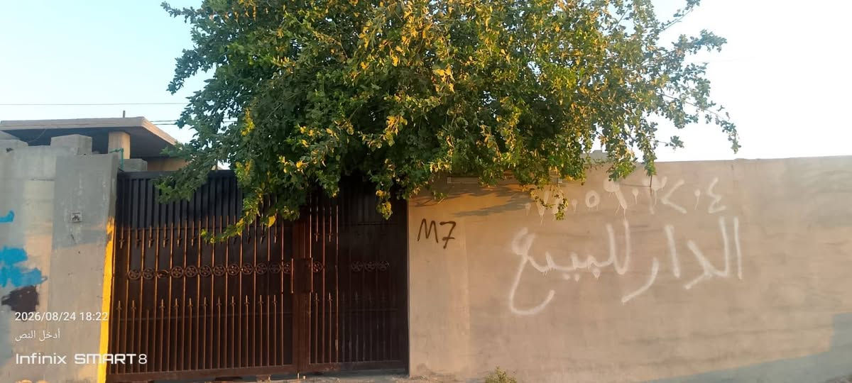 بيت للبيع مساحته 200م في حي الاسمده متكون من غرفتين وديوان ومطبخ وصحيات 2وحديقه وكراج للأستفسار أكثر  الاتصار على الرقم ***********
