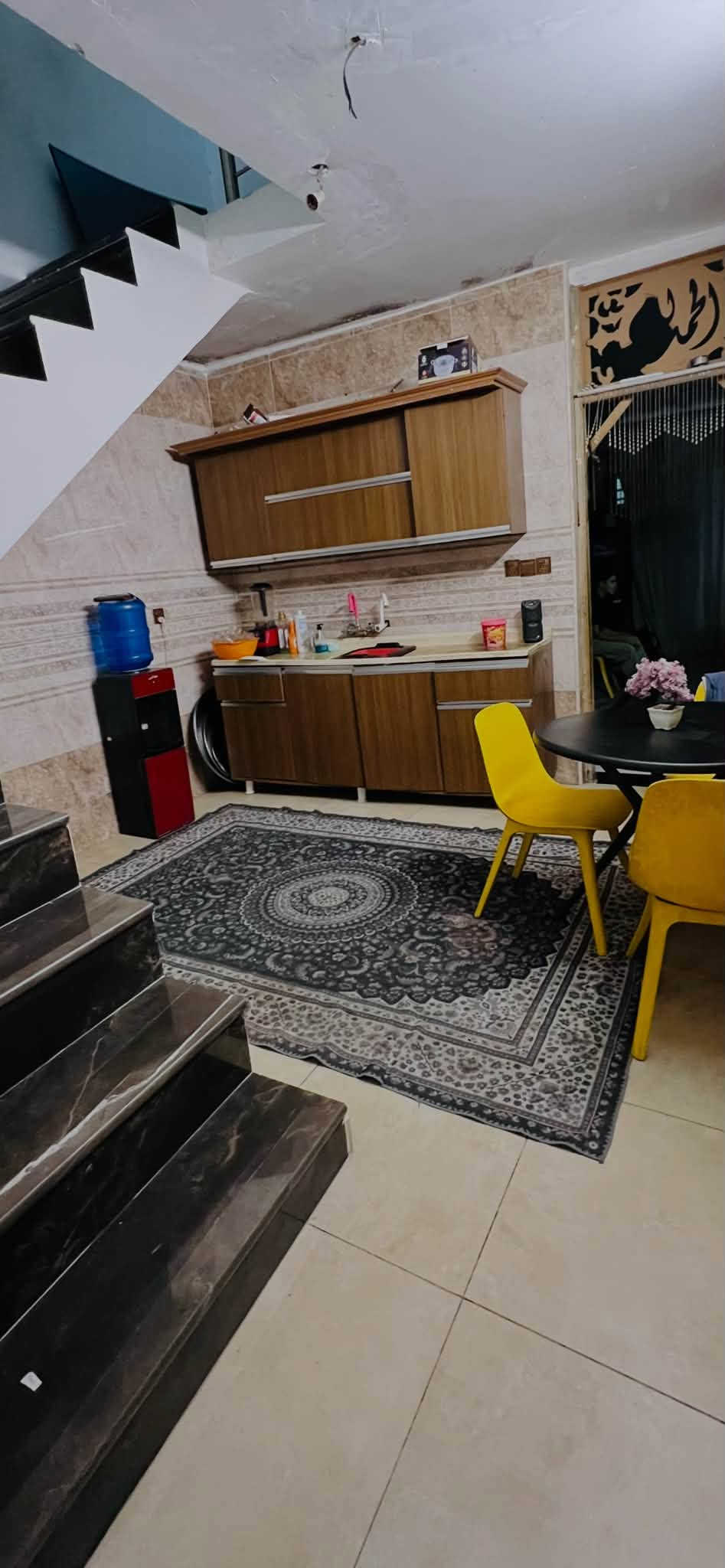 🏠 بيت للبيع – 90 متر | الكفاءات – شارع 20
📍 موقع مميز وقريب من العيادة الشعبية
🏡 بناء حديث وكامل، تشطيب مرتب وجاهز للسكن

🔹 الطابق الأول:
• استقبال
• صالة
• مطبخ حار
• غرفة نوم
• حمام داخلي
• حمام خارجي
• ترك

🔹 الطابق الثاني:
• غرفتين نوم
• واحدة منهن سويت
• صالة

✨ بيت مرتب ومناسب للعائلة، وبناء حديث.

📞 للاستفسار والتواصل:
***********

📌 الكفاءات – شارع 20 – قرب العيادة الشعبية
