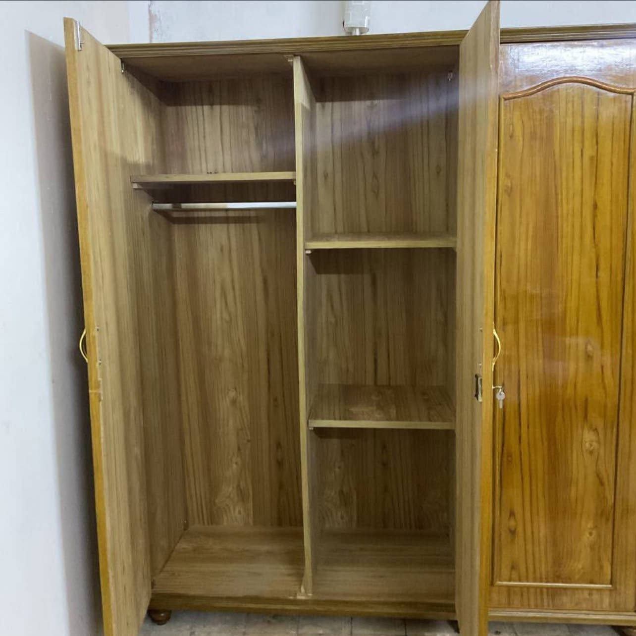 كنتور صاج درجة اولى
جديد غير مستخدم ابدا 

5 ابواب بدون ملحق

الطول :2متر 

العرض : 3متر 

عرض طبكة الملابس :58cm

نجارة عراقية درجة ممتازه 

للتواصل على رقم :*********** 

او على الخاص 

الموقع بغداد الحرية@
