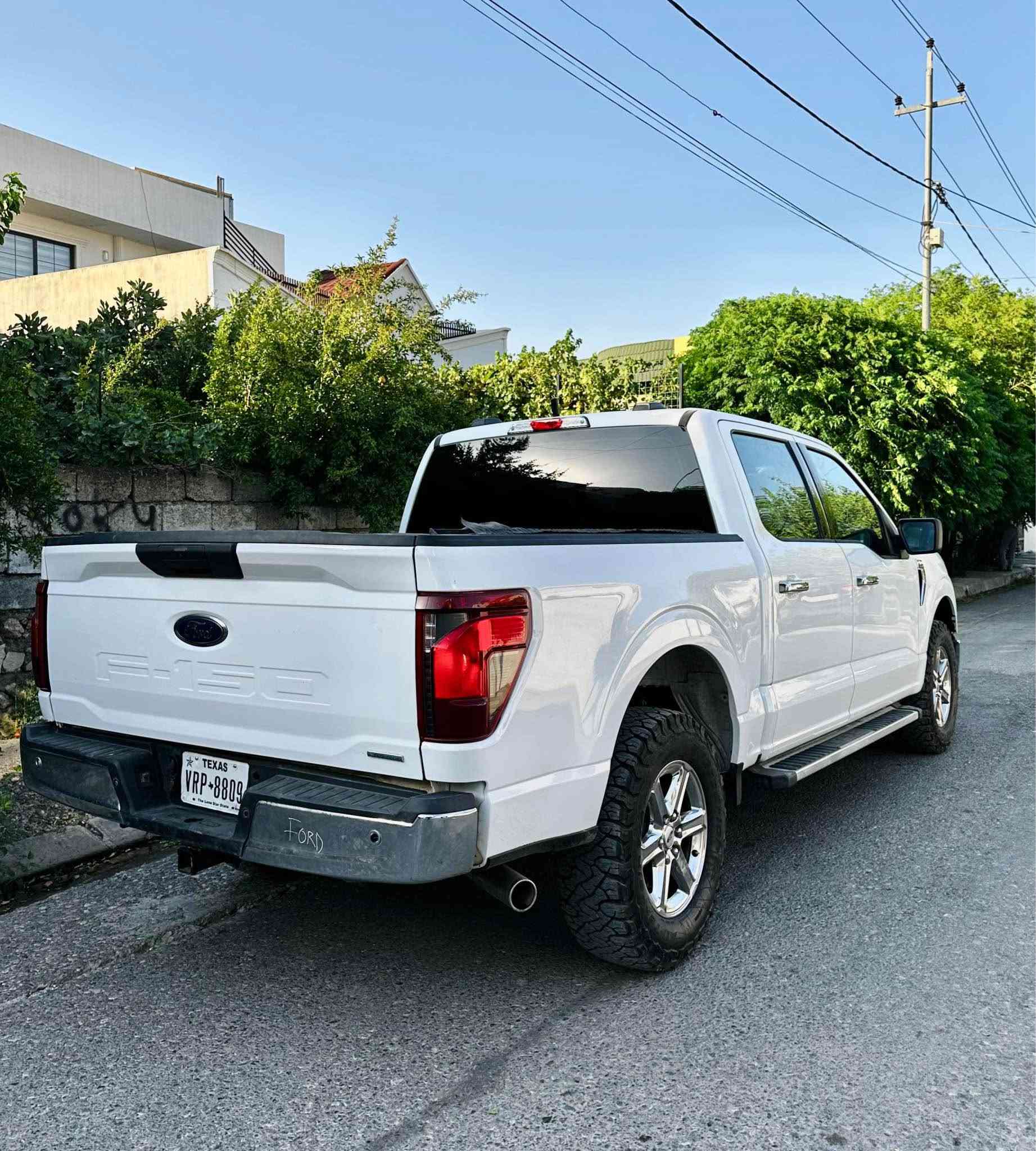 فؤرد 2025 FORD F-150 XLTمواصفات XLT شاشه ئايپادي گه وره گيچ ئه ليكتروني رادار پيش و پشت خه تي جاده  كوشين كاره با ويل كروم ده بل ئه كسل  4X4 سياره كه بس ربع بونيت جاملغ صبغ  جمپكي پشتي هه يه به شه رطب داخيلي لايت ليد چوار حه دسه  كاميرا حه ساس 6  هه زار رويشتيه 8پستن AWD  گير مكينه دبل اكسل راديته ر به رد هه موو به شه رت بيلادي سعر 288 كمك مجالي تيدايه سياره كه فحس و هه زه ي لو كرايه حازره لو ره قه م .                     
                                                                                  رقم  واتساب ***********
*********** أربيل, العراق
