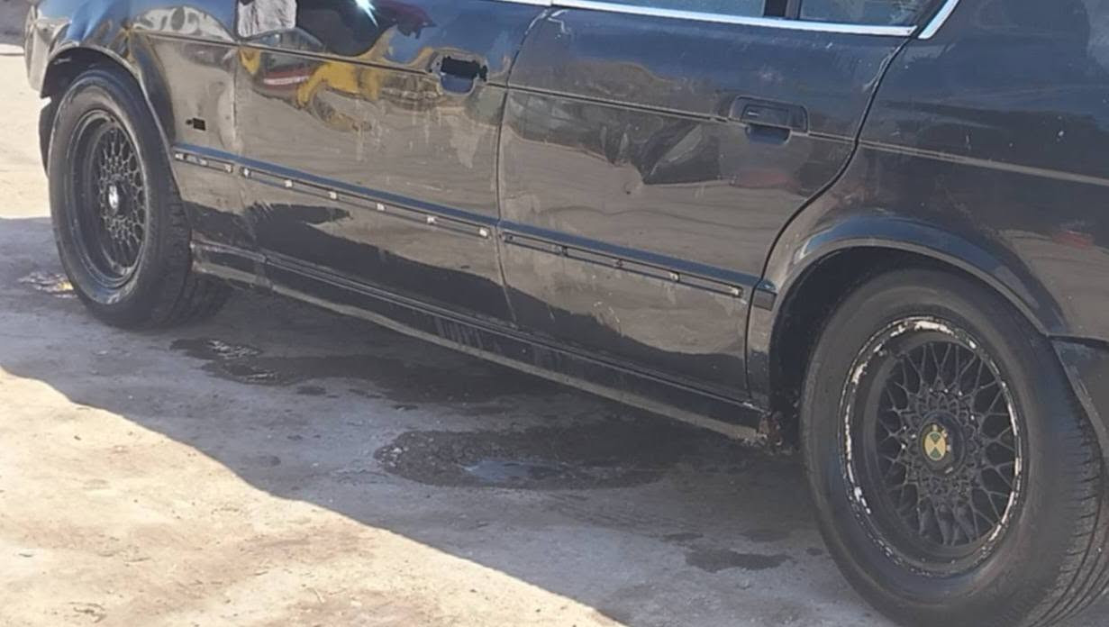سلام عليكم ويل خلية لون اسود  نضيفة ما ضربة لو عواج  بي زوج تاير نص عمر وزوج تعبان  لبيع او مراوس سعر 200 الف مكان ديوانية *********** ر
