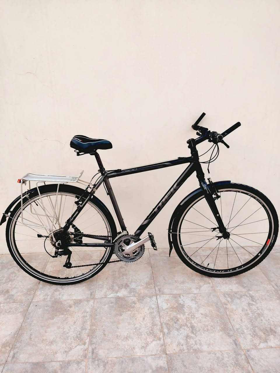 جماعة الفريم العالي الترحال 👇👇 
اسم الدراجة :  TREK  مختوم صناعة تايوان  

الفئة     : ترحال  C 700 
الحجم  : 28  فريم  56   
المعدن : ألمنيوم بالكامل 
السستم : #شيمانو #ديور  
السرعات :  9*3 
 مجمع الدراجة :  براكيت
دبل    : أمامي 
النظافة  :   90٪

السعر   350 ألف

للتواصل واتساب أو ماسنجر /***********

* متوفر توصيل
