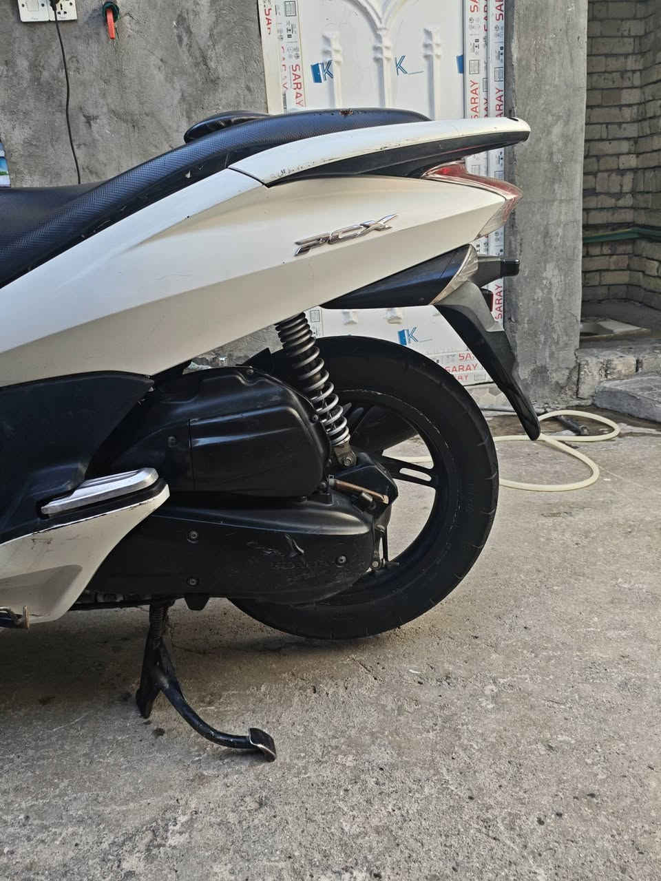 Pcx جيل اول للبيع ياباني
مكينة 125
كفرات بلادية 
كهربائيات كلها شغالة
ماشيه54 ألف 
نقص جامه اماميه فقط 
السعر 1200 وبيها مجال 
بغداد مدينة الصدر 
للإستفسار: ***********
