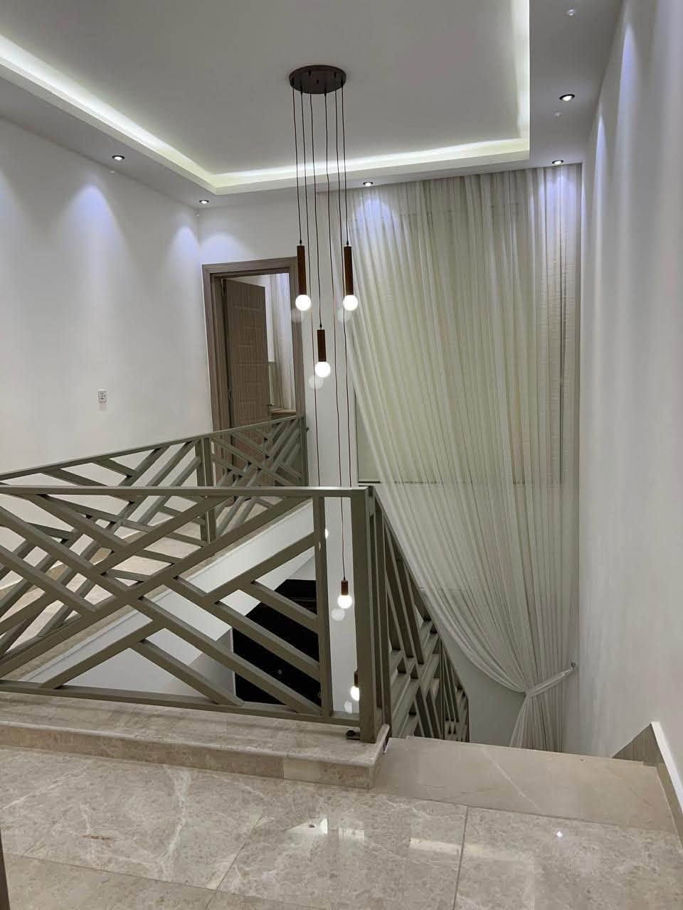 شقة موثثه دوبلكس طابقين 3 غرف نوم
📍المنصور حي دراغ 
الايجار الشهري 1300$ للاستفسار اكثر …
***********
