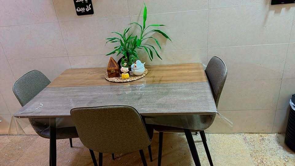 السلام عليكم ميز طعام واربع كراسي نضيف مابي اي ضرر تركي خشب المكان بغداد الكرخ الاستفسار خاص او اتصال على الرقم ***********
