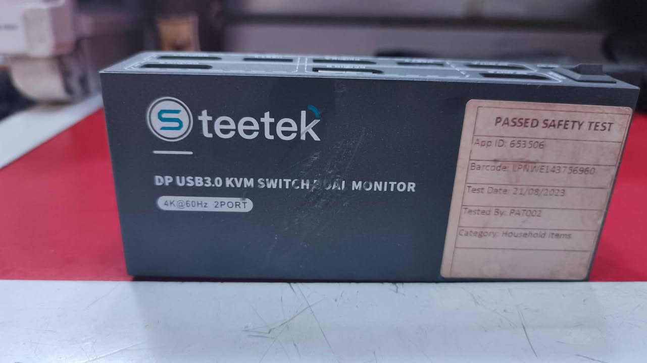 أجهزة KVM Switch جديد امزون لربط حاسوبين بشاشتين (مع ضمان التجربة)
الوصف

السلام عليكم ورحمة الله و
متوفر أجهزة KVM Switch أصلية بحالة ممتازة وجديدة (امزون) تتيح لك ربط حاسوبين بشاشتين مع كيبورد وماوس واحد والتنقل بين الحاسوبين بضغطة زر واحدة.
 الأجهزة المتوفرة ومواصفاتها:
1️⃣ جهاز PWAY (موديل HDMI):
المنافذ: منافذ HDMI بدقة تصل إلى 4K.  
الوظيفة: ربط حاسوبين بشاشتين مع منافذ USB للماوس والكيبورد.  
التغذية: يعمل بكابل Micro-USB عادي (5V).  
2️⃣ جهاز Steetek (موديل DisplayPort):
المنافذ: منافذ DisplayPort عالية السرعة بدقة 4K @ 60Hz.  
الوظيفة: ربط حاسوبين بشاشتين ومزود بمنافذ USB 3.0 سريعة نقل البيانات.  
التغذية: يعمل بكابل Micro-USB عادي (5V).  

السعر (٣٠ الف) للقطعة وانطيك وياهن ١٠ كيبلات نقل ديسبلاي بورت وhdmi وكوابل طابعة وغيرهن بس يجن بدون كيبل تشغيل
