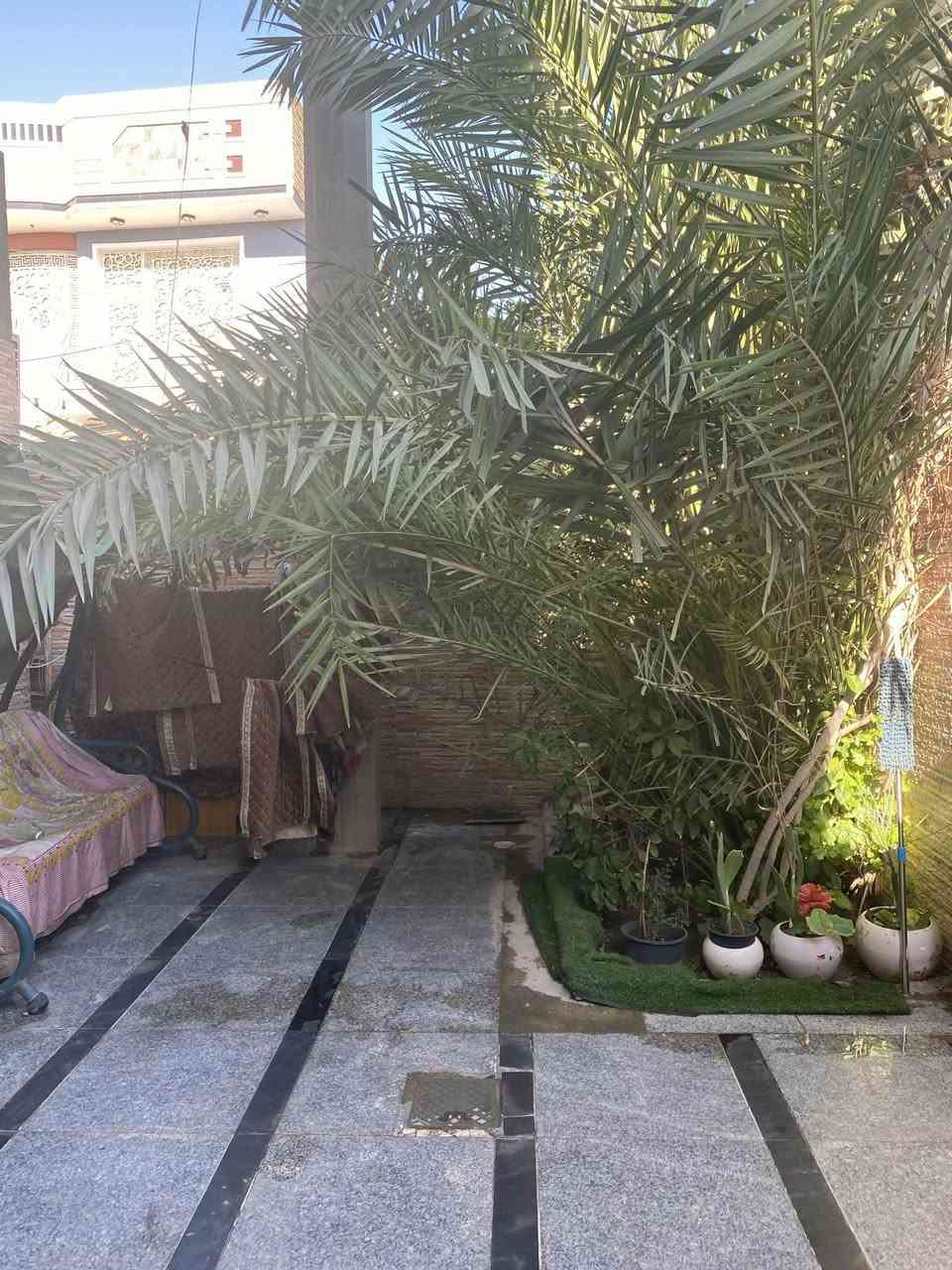 بيت للبيع مساحه 122 يحتوي على غرفه صاله استقبال مطبخ حمام داخلي وخارجي الطابق غرفتين وصاله وصحيات العنوان الشهداء نهايه شارع النص قرب دائره الكهرباء السعر 135 لتواصل ***********
