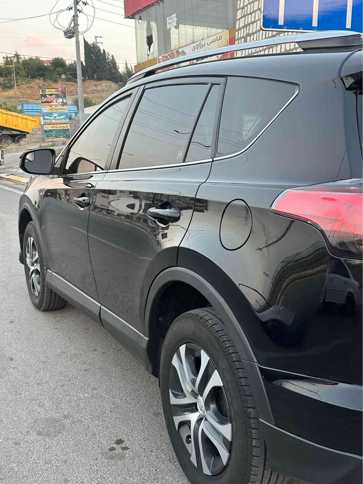 Toyota ra4 2017 AWD 
٧٢ هه زار رؤيشتووه
ده بل اكسل 
به س بونيتى په مپه بى داخلى 
شانسى و بدنه به شه رت 

كير و مكينه  به شه رت نه كرايته وه 
بئ عه يب

رقم و سنوى نوي يه  به ناوى خومه 
          ☎️   *********** أربيل, العراق
