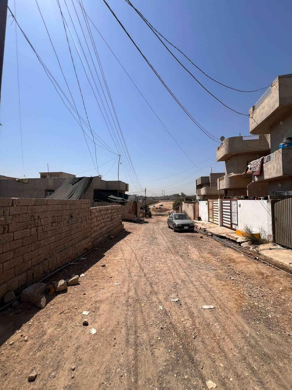 *للبيع قطعتين ارض - حي القوسيات / حي الايمان*

*📍 الموقع:*
قبل معمل 🏭 غاز التوفيق
قريب من شارع دهوك - تبعد عن الشارع العام 250م فقط

قريب من الأسواق 
*📐 المساحة:*
- *قطعتين* كل قطعة *150م*
- *الواجهة*: 7.5 م × *النزال*: 20 م
- *يتوفر تقسيم*: تترهم قطعة 100م - واجهة 5م × نزال 20م
- *اتجاه*: غرب تام 🌇
- *المكان*: مرتفع

*⚡️ الخدمات:*
ماء 💦 + كهرباء ⚡️ + شارع 10م + قريب من شارع العام 

*📄 السند:*
- *سند زراعي 25* حق التصرف - سند ابيض
- *وصل بلدية* 
- *الاصدار*: 2026 جديد
- *البيع*: من الشرعي
-
سعر المتر.  160 الف بي مجال.      

الاستفسار بل الأرقام. 

*********** 
***********
