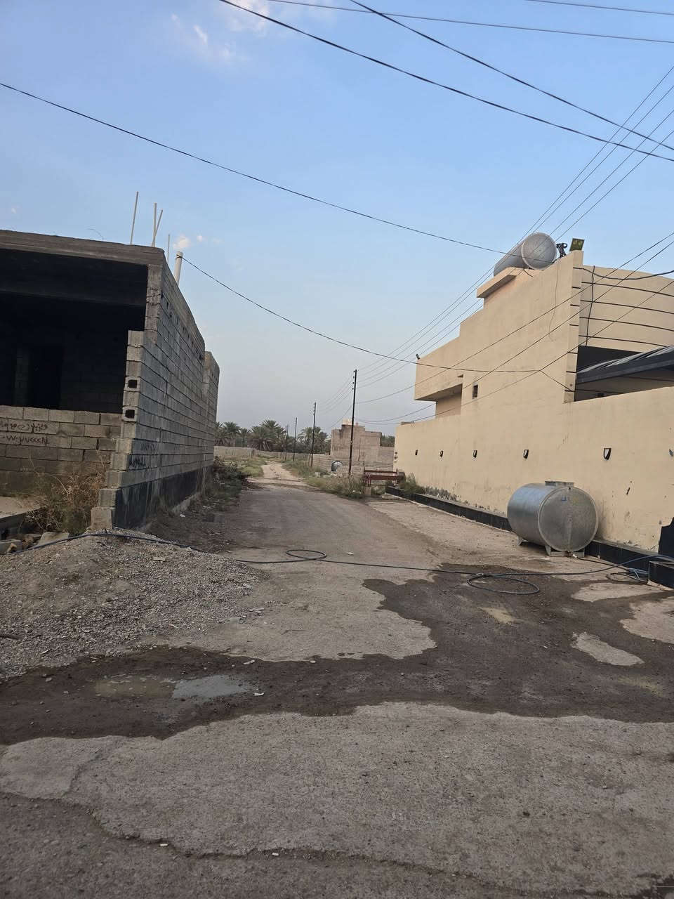 السلام عليكم
توجد قطعه ارض مساحه ١٥٠ مترطابو سند ٢٥ 
متوفر مي وكهرباء العنوان تقاطع القدس مقابيل مستشفى الأورام السرطانية حي الربيع الشارع الرئيسي نهايته 
***********

