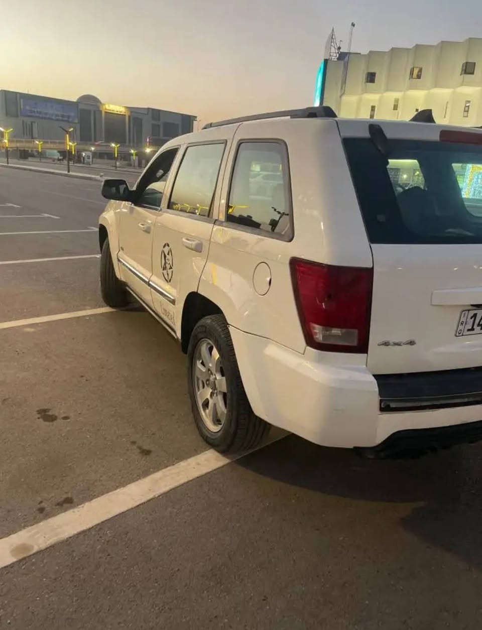 Jeep Grand Cherokee 2010
اكتبلك بالعربي الله يخليك اذا مو شراي لا تتصل ولا تتواعد الناس هم عدها شغل اذا شراي جاد كدامك تفاصيل السيارة وسعرها مناسب 
كشنات جلد 
فتحة سلايد 
شاشة لمس بلادي اصلي 
وكامرا بلادي شغالة ايضا 
سستم صوت 
5 تايرات جدد حتى السبير ويل كب وجديد 
محرك 3700
ماشية 131 الف فقط 
جاهزة محرك كير تبريد شغال وممتاز وحدادة  صدر  نص عمر  
رقم بصرة دولي انكليزي بسمي مكاني بغداد الطالبية 
ضرر بنيد وجاملغ
صبغ 3 قطع والسونار مرفق 

السعر 82
***********
