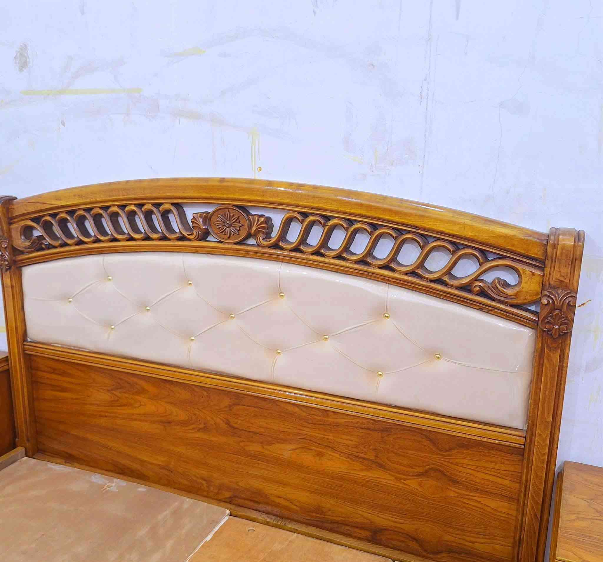 غرفه اخشاب  تسكام 5 ملم صاج خارج والداخل دنك زان  توج زان شغل درجه اولى شغل  الغرفه كلش ثكيله وخشب قوي واخت الجديدة ونظيفه كولش اي كسر و ضرر ما بيها  
نسبة نظافته 95 /  100
القاعد بلوك سقف بلوك الظهر جرجوبه 
 الغرفه ولا غلطه بيها و بالعافيه على لي ياخذها  
وتساب/  ***********
 العنوان بغداد  البلديات و اكو  توصيل هم موجود
