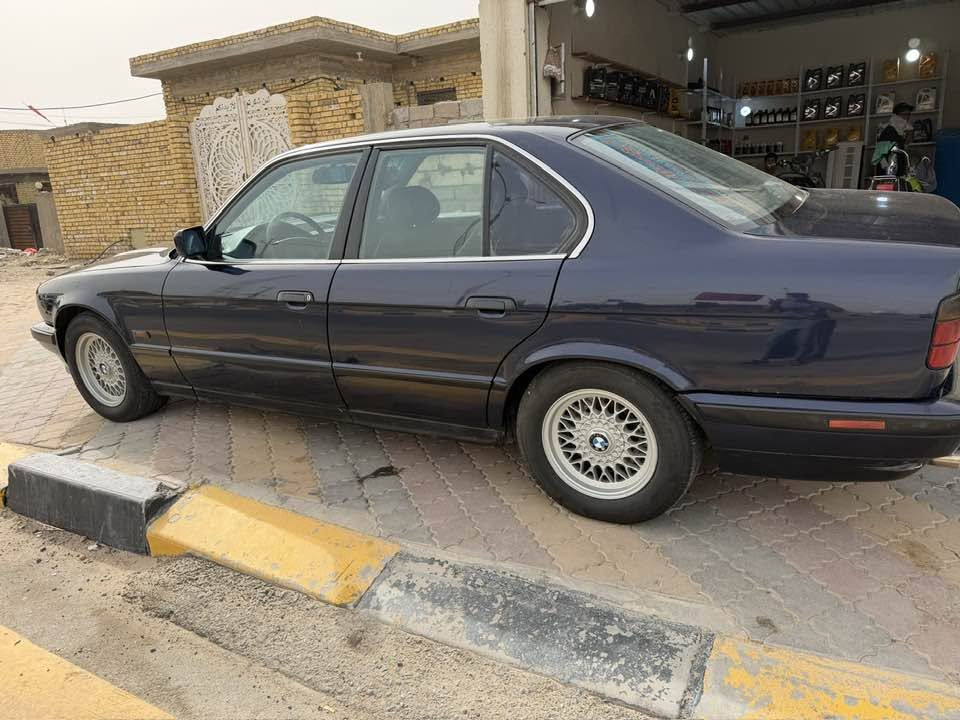 السلام عليكم . BMW موديل 1991للبيع فقط رقم مميز بغداد بسمي مداور ثاني يوم جاهزه للاخير تبريد تدفئه تخم تاير السياره مكفوله من الضربه ومن الخياس عضمها صاحي لا صبغ ولا رشات سياره مال جناي بيع فقط //***********// السعر ٦٣ وبيها مجال بسيط
