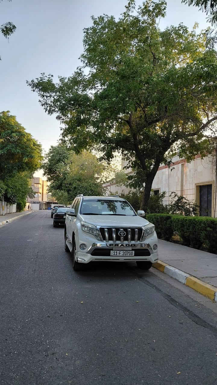 السلام عليكم 
برادو 2014 TX_L 
بيها ملاحظتين صغار 
ثلاجه سبير تعليك زراك لايت مري شفط تحكم ستيرن شاشه 
وبعد مواصفاتها العاديه 
***********
بي واتس اب اي استفسار حاضر
سعرها 270
