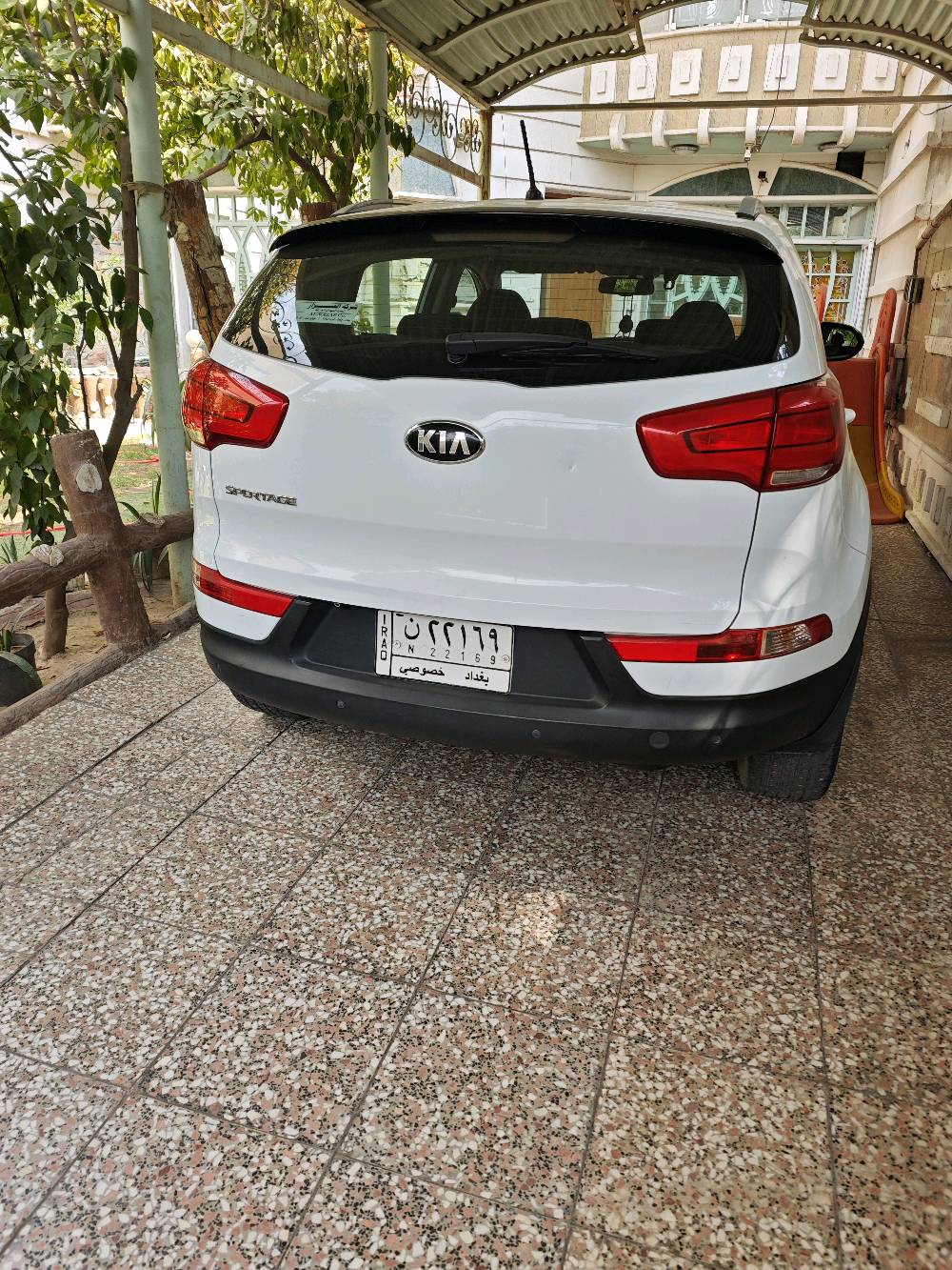 kia Sportage 2015
خليجي كلين مابيهة اي صبغ ولا تصليح 
ماشية ٨٥ الف كيلو 
صيانة كله بالوكالة مال الدولية من دهن و دهن گير و كلشي
ناقصهة فقط تبديل جامة امامية بيهة فطر و صيانة بسيطة للحدادية
شنو فئة الـ Kia Sportage بالضبط؟ يعني ستاندرد/نص فل/فل، وشنو المواصفات اللي بيها مثل بانوراما، كامرة، حساسات، شاشة، تثبيت سرعة؟: 
ستاندر
وين مكان السيارة هسه بالضبط حتى اللي يريد يشوفها يعرف وين يجي؟: 
بغداد