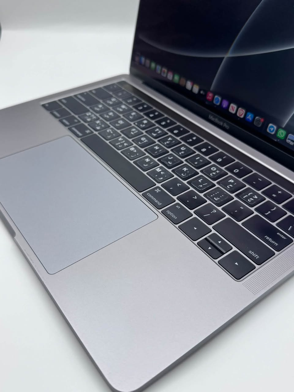 ماك بوك برو 13 إنش (2016) - 256GB SSD / 8GB RAM - بحالة ممتازة
تفاصيل الجهاز:
 الموديل: MacBook Pro 13-inch (2016) مع 4 منافذ Thunderbolt 3
 المعالج: Intel Core i5 (2.9 GHz)
 الرام: 8 GB
 التخزين: 256 GB SSD
 الشاشة: أصلية ووكالة لم تُستبدل أبداً
 الملحقات: رأس الشاحن فقط (بدون كيبل)
ملاحظات حالة الجهاز:
 الجهاز شغال 100% ولا توجد فيه أي عيوب أو ملاحظات أخرى.
 الكيبورد: يحتاج إلى تنظيف بسيط من الداخل لأن بعض الأحرف تحتاج إلى ضغط إضافي أحياناً للاستجابة.
 البطارية: شغال ومستقر وتعمل بشكل طبيعي، لكن يظهر عليها مؤشر النظام (Service Recommended / يُوصى بالتغيير).
السعر 300 الف مكاني أربيل 
***********

نص مكتوب في الصور:
- Overview Displays Storage Support Resources macOS Monterey Version 12.7.6 MacBook Pro (13-inch, 2016, Four Thunderbolt 3 Ports) Processor 2.9 GHz Dual-Core Intel Core i5 Memory 8 GB 2133 MHz LPDDR3 Graphics Intel Iris Graphics 550 1536 MB Serial Number C02T31F8GTFJ System Report... Software Update... TM and 1983-2024 Apple Inc. All Rights Reserved. License Agreement