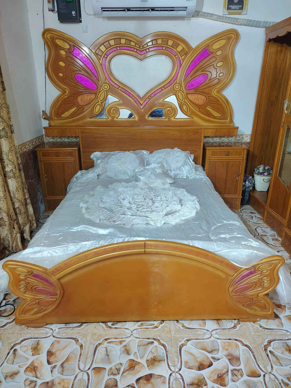 غرفه اخشاب تسكام نضيفه كلش ستوني مسويهه ماصارهه 3اشهر جديده او حلوه *********** السعر 900او بيهه مجال

