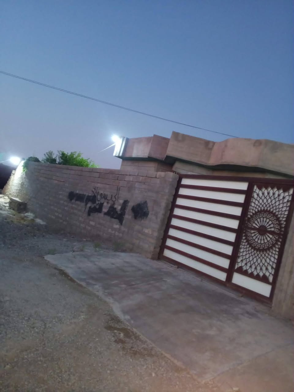 🏡 دار للبيع في المالحه الغربية سعر مناسب
بناء جديد ٢٠٢٢

📍 الموقع: خلف المعارض، شارع تبليط، قرب مدرسة المنيب الابتدائية.
💧⚡ ماء وكهرباء متوفران.

📐 مساحة الأرض: 350 م² وأكثر
🏠 مساحة البناء: 120 م²

يتكون من:

- غرفتين نوم، كل غرفة 5×4
- مطبخ 5×4
- صحيات
- صالة بيتوتة
- استقبال 7×4
- 🌳 حديقتان: أمامية وجانبية

📞 للاستفسار: أبو عائشة ***********
