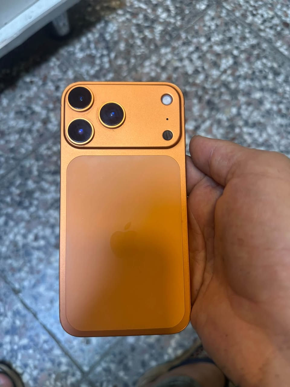 آيفون XR • ٦٤ • محور ١٧ برو ماكس