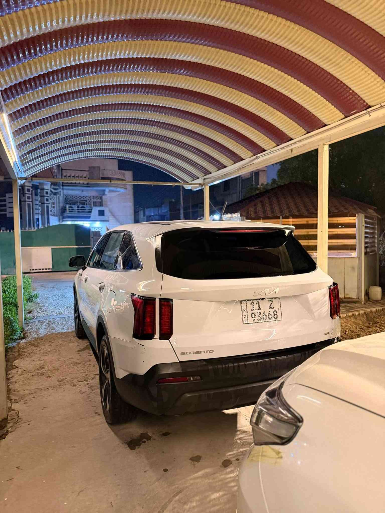 🚗 للبيع: كيا سورينتو 2023 (الشعار الجديد) - بحالة ممتازة جداً 🚗
​تفاصيل السيارة:
🔹 الموديل: كيا سورينتو 2023
🔹 اللون: أبيض لؤلؤي (GWP)
🔹 المسافة المقطوعة: 38,875 ميل فقط
🔹 المواصفات: وارد أمريكي (صنع مصنع جورجيا)
🔹 الرقم: أربيل (11 Z)  
​المواصفات والتقنيات:
• كوشن جلد أسود مميز مع فتحات تكييف خلفية
• شاشة لمس مركزية متطورة تدعم أبل كاربلاي وأندرويد أوتو
• تحكم كامل من الاستيرن
• إضاءة LED أمامية وخلفية
• ضربتها أمريكية بسيطة جداً (جاملغ ودعامية أيسر فقط) مصلحة درجة أولى
• السيارة جاهزة للبيع ومكفولة من الناحية الميكانيكية والشاصي  
​📌 السعر: [215 ورقة ]
📌 المكان: [بغداد ]
📞 للتواصل: [*********** ]
