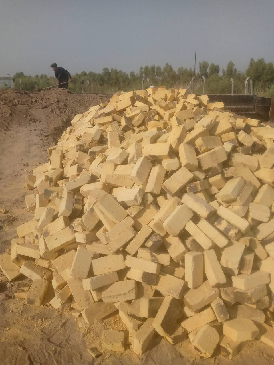 سلام عليكم يتوفر طابوق البيع طابوكه شرط المكلاب  العدد 4000 وزياده 200طابوكه الاستفسار على هذا الرقم ***********
