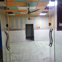 مطعم للايجار • شارع اربعين • مقابل الرفات