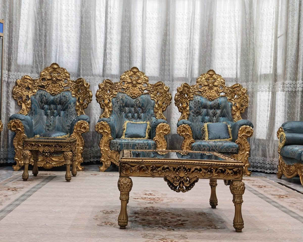 السلام عليكم
تخم ونص 
للبيع  النوع مصري 
العنوان النجف حي النداء 
عدد المقاعد 
3 قنفات 
6 كراسي 
طبلة كبيرة واحدة 
4 طبلات صغيرة 
النظافه 80%
السعر مليون و 250 الف
***********
