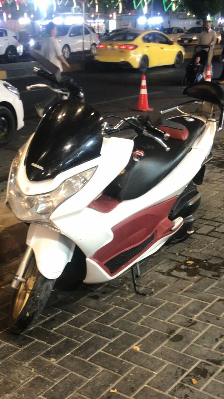 ‏PCX جيل اول للبيع فئ (JF)
مكينه مكفوله كفاله عامه 
محرك (150)
كهربائيات كله شغاله + ستان حساس + حساس ازدحام 
ماشيه (30) الف
دراجه شلعه ومعدل خير من الله
عنوان - بغداد  سعرها (13) ورقة 
اي استفسار رقمي (***********) واتساب او تصال الهاتف بغداد, العراق
