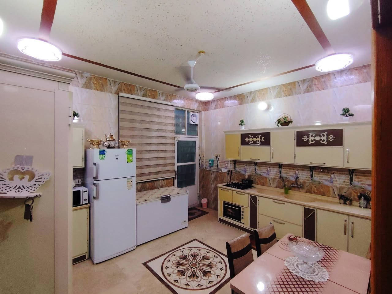 🏡 دار للبيع
​📍 الموقع: حي الأمير - قرب مول الباقر (على شارع تجاري بعرض 20 متر).
📜 السند: طابو صرف (باسم الملك مباشرة).
📏 المساحة: 200 متر مربع.
​✨ تفاصيل وتقسيم الدار:
• الاستقبال: 4.5 م × 7 م
• الصالة الداخلية: 4 م × 8.5 م
• غرف النوم: 3 غرف واسعة
• المطبخ: نظام حار + بارد (مطبخين)
• الخدمات: 3 حمامات + 2 تواليت
​💰 السعر المطلوب: 400 مليون دينار (قابل للتفاوض البسيط)
​📞 للاستفسار والتواصل مباشرة مع المالك:
• ***********
• ***********
