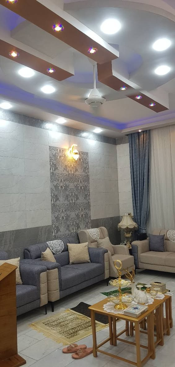 سلام عليكم بيت للبيع  
السعر  145 
معرفه التفاصيل جميعها  اتصل ***********

نص مكتوب في الصور:
- منزل 🏠 للبيع ( زراعي سند 25 ) ((( البيت له شارع امامي و خلفي ))) طابق واحد + الثاني مجهز له 1_ مساحه 270 متر 2_ كراج سعه سيارتين 3_ صحيات خارجيه 4_ حديقه جاهزه كبيره 5_ مطبخ و مدخل الى استقبال 6_ صاله و غرفتين و منور 2 و صحيات سويت 7_ (( خدمات نقص _ مجاري و تبليط واصل العمل خلف البيت )) 8_ سبتتنك مجاري بسعه الكراج 9_ سطحين كاملات مطبك شتايكر 10_ بناء حديث منذ سنتين عنوان // حي الجمعية شارع حبيب بن مظاهر الاسدي