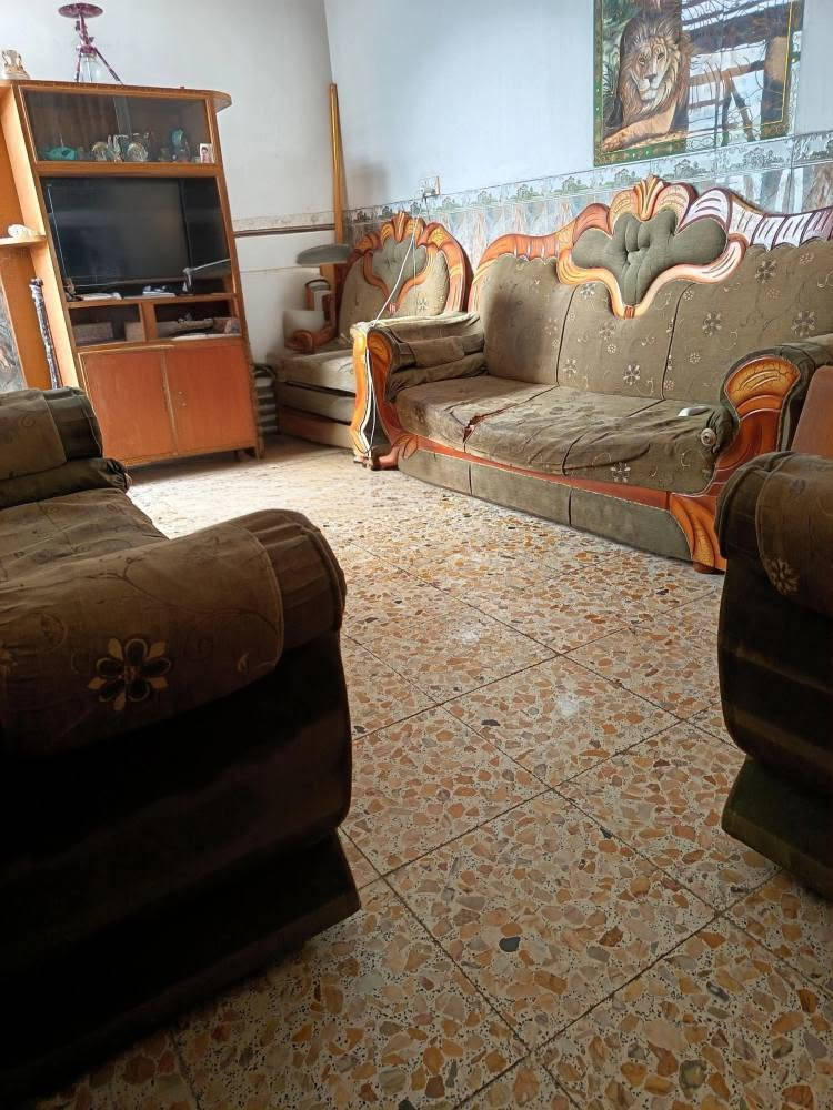 بَـيت للبَـيع.
الموقع:  حي البكرلي - حسينية السفير - حيث تتوفر جميع الخدمات. 

التفاصِيل: 

المساحة: 80 مَـتر، زراعي. 

يتكون من طابقين
الطابق الأول: يتكون من هول - مطبخ - غرفة - استقبال - طارمة
الطابق الثاني: يتكون من غرفة كبيرة الحجم تحتوي على حمام داخلي
كما يحتوي على سطح 

السعر: تجون وبيكم خير وتدللون. 
رقم الهاتف: *********** حلة, بابل
