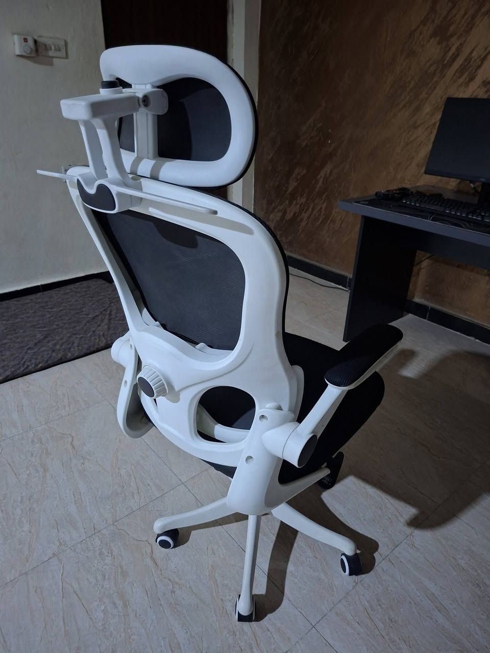 كرسي مكتبي فول مواصفات
ميز gaming تفصال خاص من دامبي ستور 
شاشه aoc gaming هرتز 180 ips دقه1080 
ماوس attack shark x6
كيبورد redragon 
سماعه logitech astro a10
مع ماوس باد احترافي وجوستك Xbox 360 جديده
مواصفات الكيس
كارت شاشه 1660ti 
معالج I5 10400f 
بورد MSI H510M A pro
SSD 256gb
HDD 500gb
POWER 650
رامات 2×8 يعني g16 سرعه 3200
تجميعه كامله مكمله متصرف عليها ربع تاخذها وتتونس وكراتين القطع كلها موجوده بدون اي نقص حته شخط مابيهن
السعر 1,200,000 دينار عراقي
الموقع بغداد ابو غريب وهذا رقم الواتساب ***********  وكل الهلا بيكم
