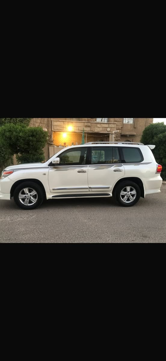 لاندكروز مكفولة كفالة عامة. شرط 
بدون تبديل وصبغ وبارد 
محرك. كير بلادي بدون فتح 
سيارة مخدومة وجاهزة
مواصفات لاندكروز معروفة
سلايت بصمة  وباقي مواصفات معروفة 
(رقم ثلاثي ) مع الرقم تباع  )(526)
السعر. 28 
المكان البياع 
لاستفسار ***********
