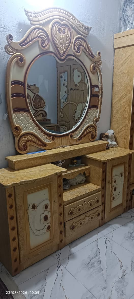 سلام عليكم غرفه نضيفه  للبيع
السعر 650 الاتصال ***********
