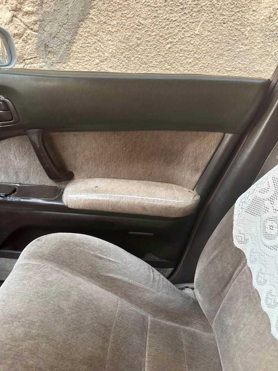 ‏سلام عليكم سيارة للبيع بطة متصل
‏موديل 93 لون أبيض لؤلؤي مقفولة من الضربة مقفولة أصوليات راعيها يريد تحويل رقمها إنكليزي السنوية 27 كير مكينة انضاف
شرط الفحص مقفولة الشاصي الحدادية 100% تاير أربعة هسه شدلها التبريد شغال ثلج رقم الموبايل*********** العنوان بصره حيانيه التأمين السعر 65
