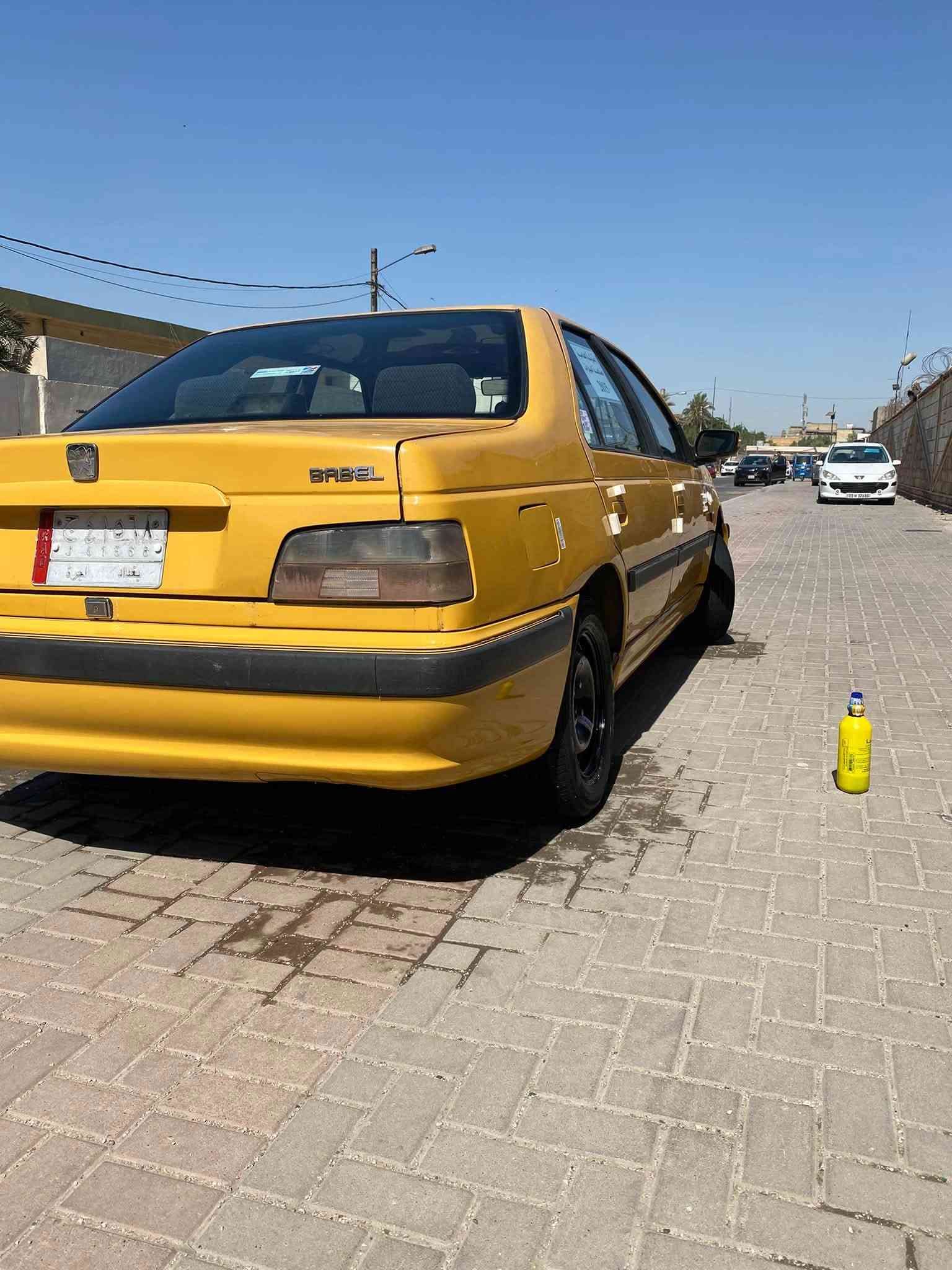 سلام عليكم. 

بيجو بارص للبيع موديل 2015 مكفوله لأضربه ولاتبديل صبغ كصه البنيد فقط مكينه وكير بل جيس حداديه امامي خلفي كله جديد تبريد ثلج تخم تاير جديد دواخل على وضع الشركه مصفره هيئه وغرامات رقم بغداد. إنكليزي باقي على استلام مكاني بغداد وسياره احله من الصور الاستفسار ***********
