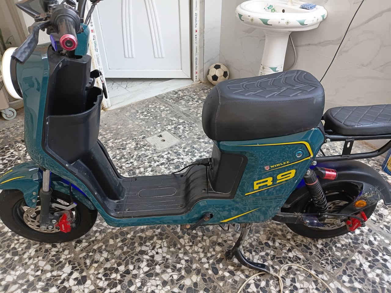سلام عليكم دراجه شحن للبيع R9  السعر 350 وبيهه مجال العنوان واسط صويره التصال على الرقم ***********
