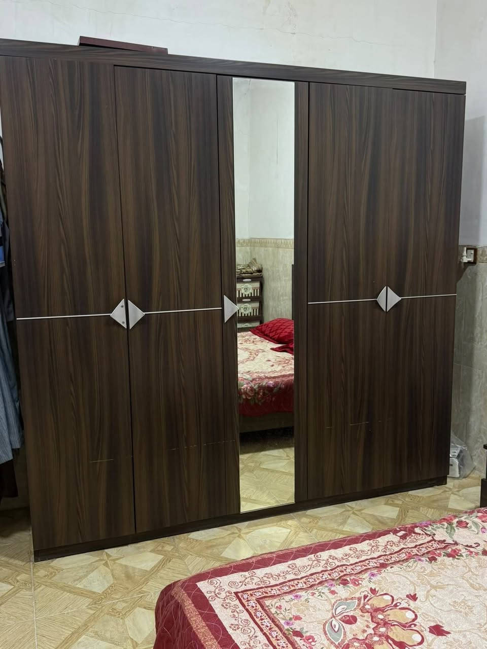 غرفه نوم ٥ قطعه اي عيب مابي للبيع ***********
