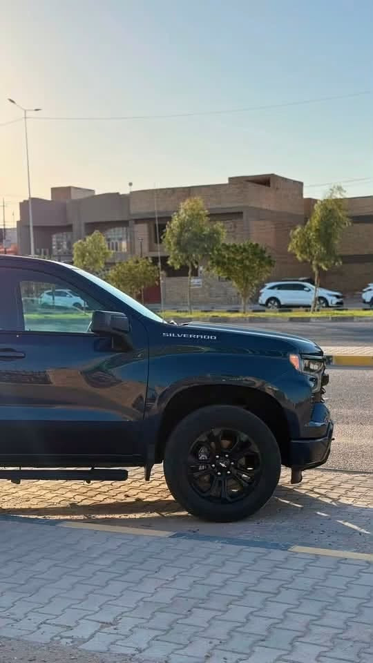 للبيع
شيفروليه سلفرادو LT موديل 2023 (الشكل الجديد)
 الموديل: 2023
 الفئة: LT
 الحجم:( باب طويل بدي قصير)
 اللون: كحلي مميز (Dark Ash Metallic)
 المحرك: 4 سلندر 2.7L TurboMax (قوة 310 حصان / عزم 583 نيوتن.متر)
نوع الكير: أوتوماتيك 8 سرعات علاّگ (مع التحكم اليدوي + / -).
 نظام الدفع: رباعي 4x4 (مع أوضاع قيادة متعددة)
المواصفات والتجهيزات:
 الخارجية:
 إضاءة LED بالكامل (أمامي وخلفي) + كشافات نهارية
 جنوط ألمنيوم سوداء مقاس 20 إنش مع إطارات مشلن (Michelin) خلفيه جديده
 دواسات جانبية سوداء
 هوك قلص خلفي جاهز للقطر مع درجات صعود على زوايا الصندوق
 الداخلية والتقنيات:
 شاشة مركزية كبيرة مقاس 13.4 إنش تدعم Apple CarPlay و Android Auto لاسلكياً
 لوحة عدادات ديجيتال بالكامل مقاس 12.3 إنش
 تشغيل عن بعد + دخول ذكي بدون مفتاح
 مكيف أوتوماتيكي ثنائي المناطق
 أنظمة الأمان:
 (كبح طوارئ ذاتي، تنبيه تصادم أمامي، ومساعد الحفاظ على المسار ومثبت سرعه نوعين)
 كاميرا خلفية عالية الدقة
السياره بدون حادث بدون أيرباك كلشي سليم فقط سرقه باب البدي ودعامية الامامية وموجود رقم شاصي ع خاص
السعر 280 وبيها مجال والسياره بعد احلى من الصور وسعرها نزلت منه متوازي على بيعتها وبدون كسران وسيارة نضيفة
تواصل:- *********** واتساب
