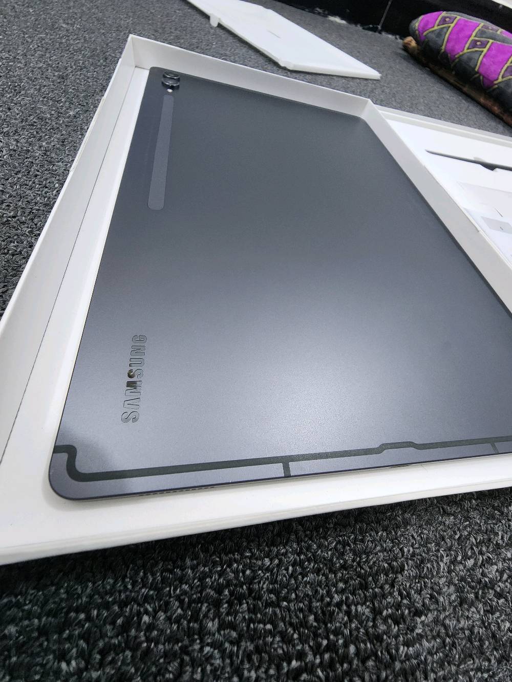 للبيع: تابلت Samsung Galaxy Tab S9 Ultra 
(مع الكارتونة)
​الجهاز نظيف جداً جداً وخالي من أي خدوش أو عيوب (أخو الجديد).
​📋 المواصفات الأساسية:
​المساحة الداخلية: 512 كيكابايت (مساحة ضخمة لتخزين الملفات والألعاب).
الرام الداخلي 12 كيكا بايت
​نوع النسخة: Wi-Fi (واي فاي).
​الشاشة: عملاقة بحجم 14.6 بوصة من نوع Dynamic AMOLED 2X، تقدم أداء خرافي بمشاهدة الفيديوهات والألعاب.
​الأداء: معالج قوي جداً Snapdragon 8 Gen 2 for Galaxy يشغل أقوى اللعبات والتطبيقات بسلاسة تامة.
التابلت ضد الماء والغبار بالكامل
​الملحقات: ( الكارتون الخاص بالتابلت، والقلم الأصلي غير مستخدم، وكيبل الشحن الأصلي غير مستخدم)
​السعر: 850 الف 
​مكان السكن: [الديوانية]
​للتواصل والاستفسار: (الاتصال او المراسلة على الواتساب على الرقم: [***********)
يوجد خدمة توصيل في الديوانية والنجف فقط
هل التابلت بعده عليه ضمان، وإذا نعم شكد مدته ومنو شركة الضمان؟: 
صار سنتين ماخذه وضمان برج العرب
شنو سبب البيع؟ والجهاز استعماله قليل لو مستخدم بشكل طبيعي؟: 
فقط اريد ابيعه لان ما استخدمه واستعماله قليل 
بالنسبة للبطارية والشحن: أكو أي ملاحظات مثل ضعف بالشحن، سخونة، أو نزول سريع؟: 
لا ابد
هل الجهاز مفتوح على حسابك وجاهز للتسليم، أو بعده مربوط بحساب/قفل؟: 
نعم
السعر 850 ألف نهائي لو بيه مجال بسيط للمساومة؟: 
نهائي