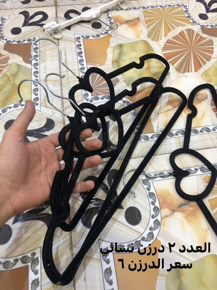 مستخدمه • ٥٠ قطعة • ابيض واسود