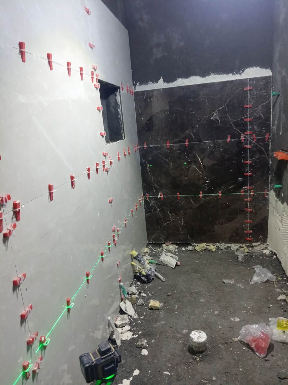 خلفه سيراميك لتركيب الأرضيات والجدران وألواح وكاشي وبايات ومرمر شغل درجة اولى متفرغ في بغداد ***********
