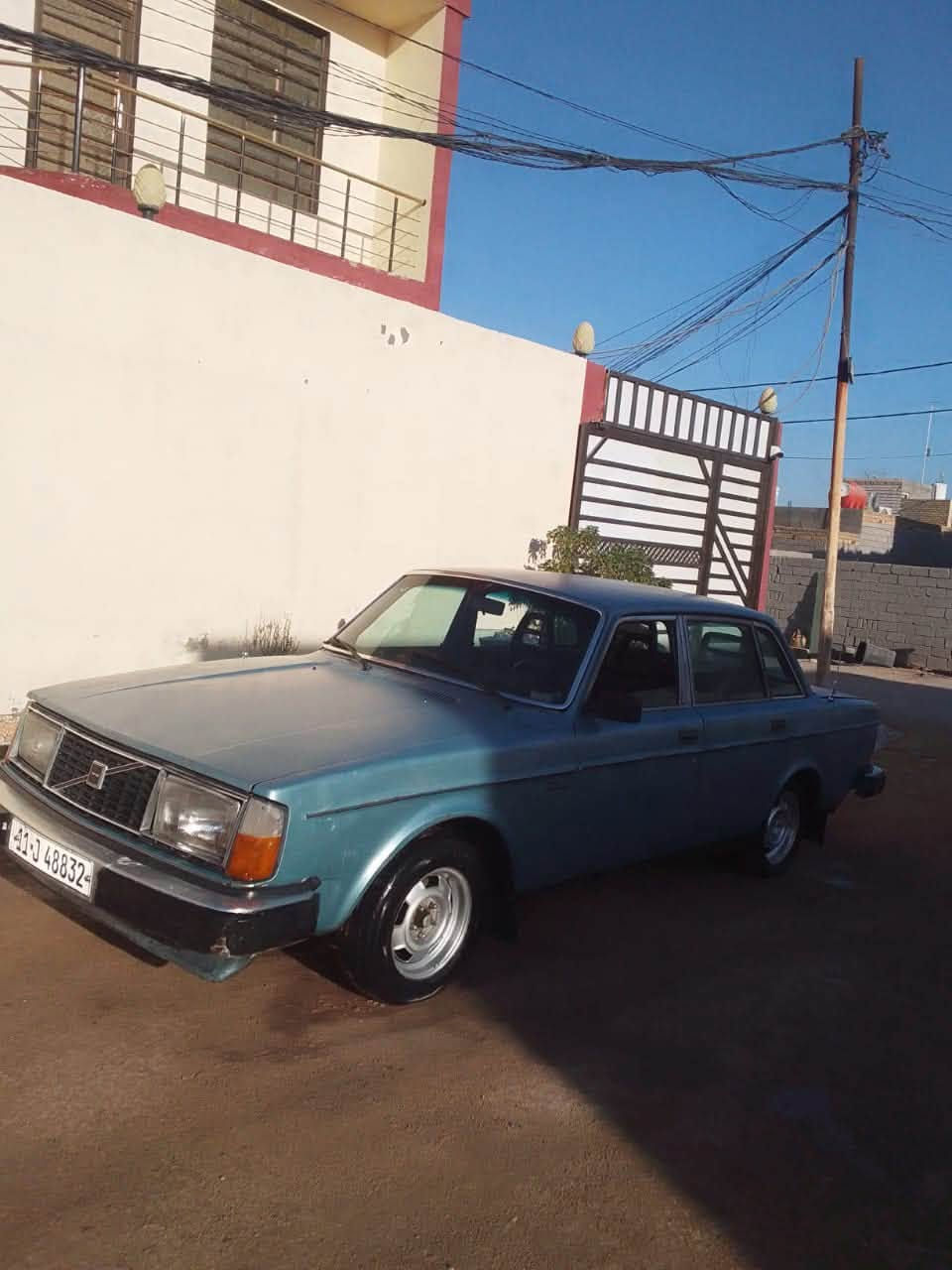 سلام عليكم 
فالفو 240 حجم 1980 
مكينه جديده كير عادي جديد 
حداديه 100/80 
تخم تاير 
باتري جديد 
كهربائيات كامله 
بدون ضربه بدون تبديل وبدون صبغ 
رقم نكليزي بغداد 
سياره بلاديه وكامله ع اخير 
مكلف بالنشر رقم صاحب السياره 
***********
بدر صالح

