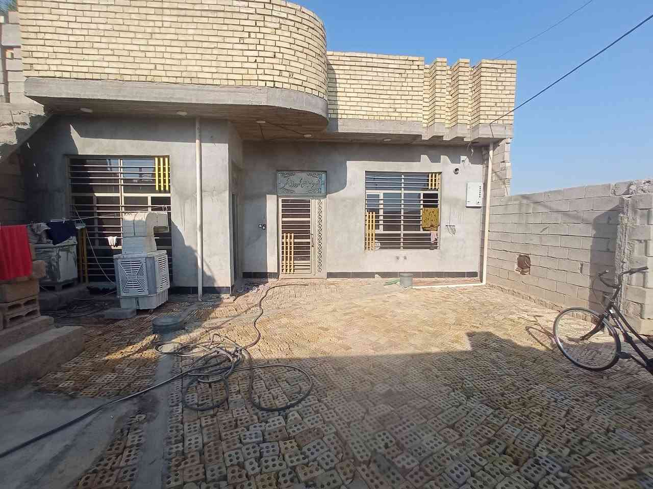 سلام عليكم بيت للبيع مساحه 200 بيه قرفتين مطبخ وصاله وستقبال لبيت بنيانه جديد صار سنه خدمات لمنطقه فول ماي وكهرباء مولد تبليط لي يرد بيت خوش مكان هدو لمنطقه ***********  بيه واتساب
