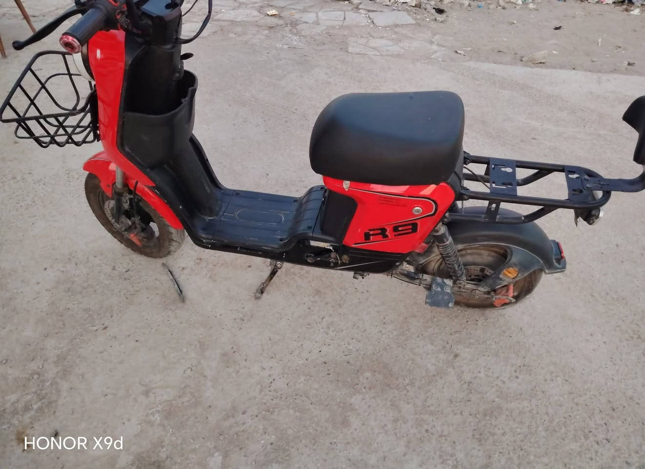 دراجة R9 شحن كهربائية 🔥 
🚲 الموديل: R9
🔴 اللون: أحمر
⚡ كهربائية بالكامل! من عدا الهورن غير شغال
🔋 بطاريات شحن جدد
💡 لايت أمامي قوي
💡 إشارات أمامية وخلفية
ستاند جانبي
كرسي جديد ومريح
شكل رياضي وحلو
تمشيك بالشحن الوحده 10 الئ 15 كيلو حسب وزن الراكب
السعر 275 وبيه مجال للطيبين
العنوان بغداد الدوره ابو دشير
للأتصال علئ هذا الرقم 👇
***********
