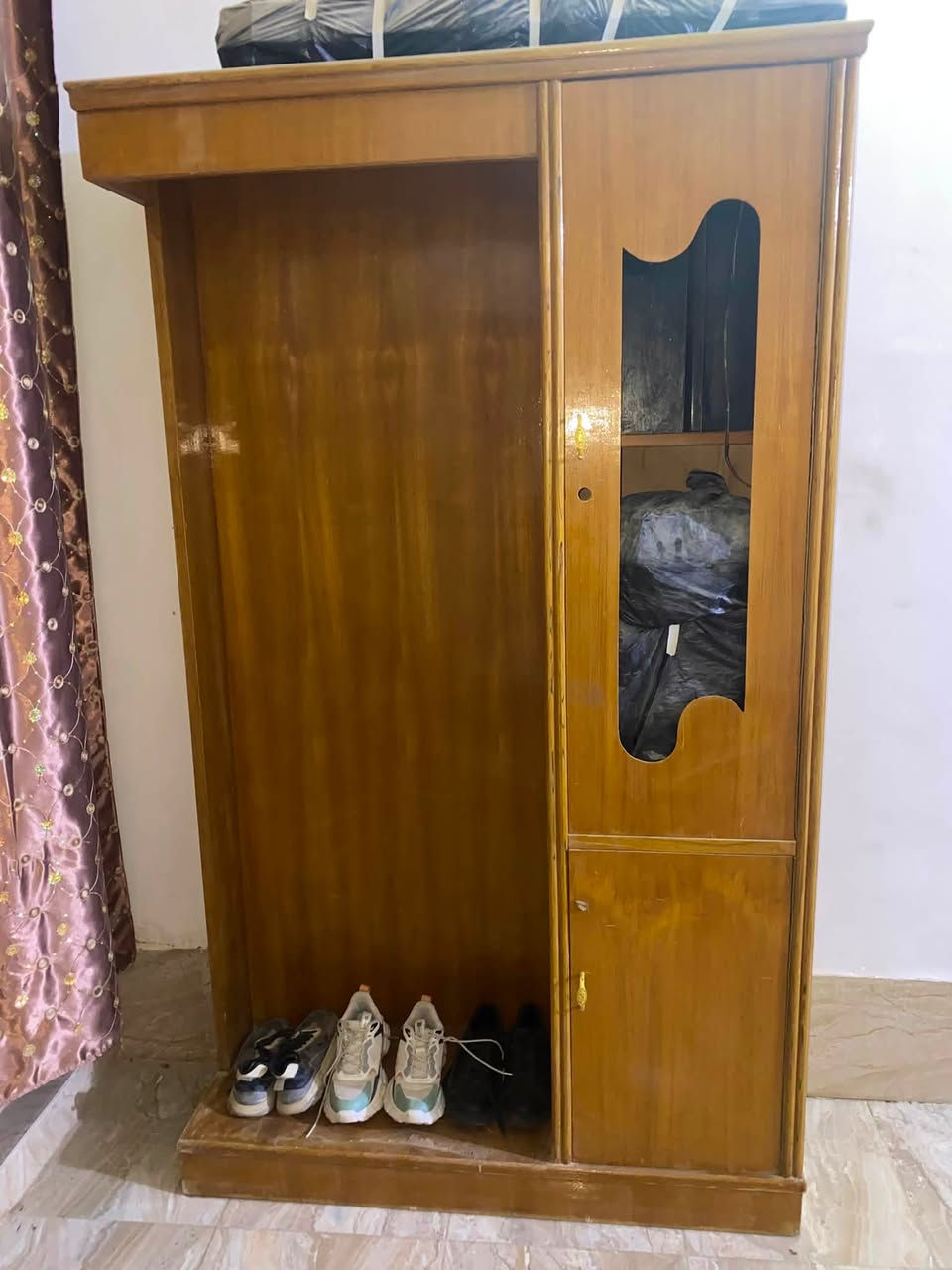 للبيع: غرفة نوم كاملة خشب متين ونظيف 🛏️✨
غرفة كاملة ومكملة ماشاء الله، خشبها قوي ومساحات تخزين كلش حلوة وتفيد للعائلة.
المحتويات:
 جرباية مع كمدينات اثنين وزوايا تخزين بالمقدمة.
 كنتور 6 أبواب (خانة كبيرة مع خانات علوية وسفلية للترتيب).
 ميز تواليت (مراية) ديزاين راقي ويا مجارات وجرارات واسعة.
 شماعة وملابس / جزامة مع مراية جانبية ومكان للأحذية.
 الحالة: مستعملة نظيفة جداً وبدون أي نقص.
 المكان: [كربلاء حي الوفاء]
 السعر [750,000 وبي مجال]
 
📞 للتواصل والاستفسار:    ***********  والشراي ما نختلف وياه!
