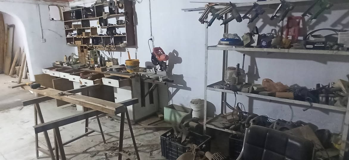 محل نجاره للبيع منشار220لاسقه4مراحل فخات جملونات  وعدد كهربائيه للتواصل***********
